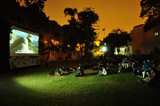 Cinéma écologique en plein air à Lima.