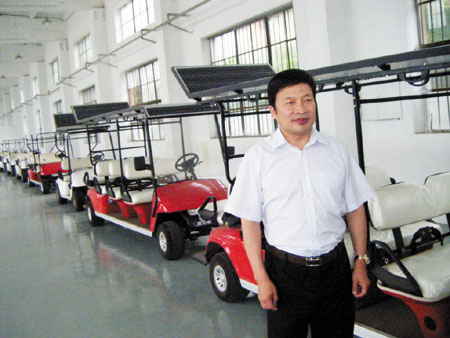 Xiong Xiaowei et ses véhicules solaires.