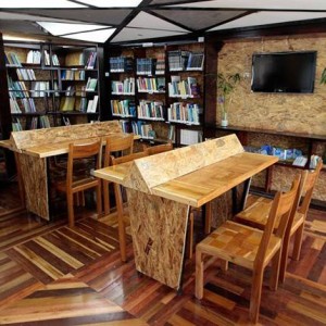 Bibliothèque en matériaux recyclés de Quito. © José Jácome (EFE)