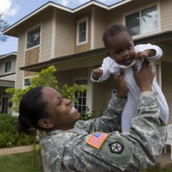 Soldat américain près de son logement Lend Lease. © Lend Lease