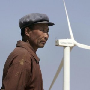 Un homme et une éolienne dans la province de Gansu. © Jason Lee (Reuters)