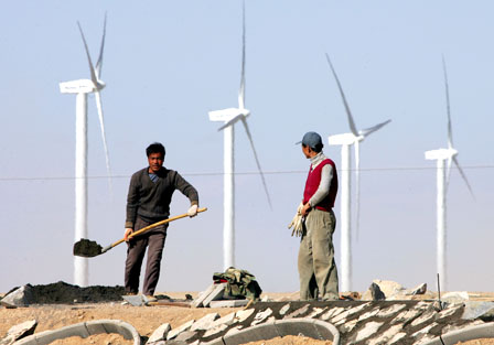 Ouvriers chinois sur un champ d'éoliennes.