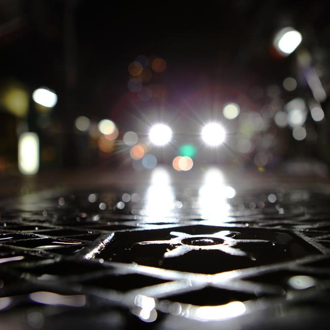 Bouche d'égout sur la route. © eblaser (Flickr.com)